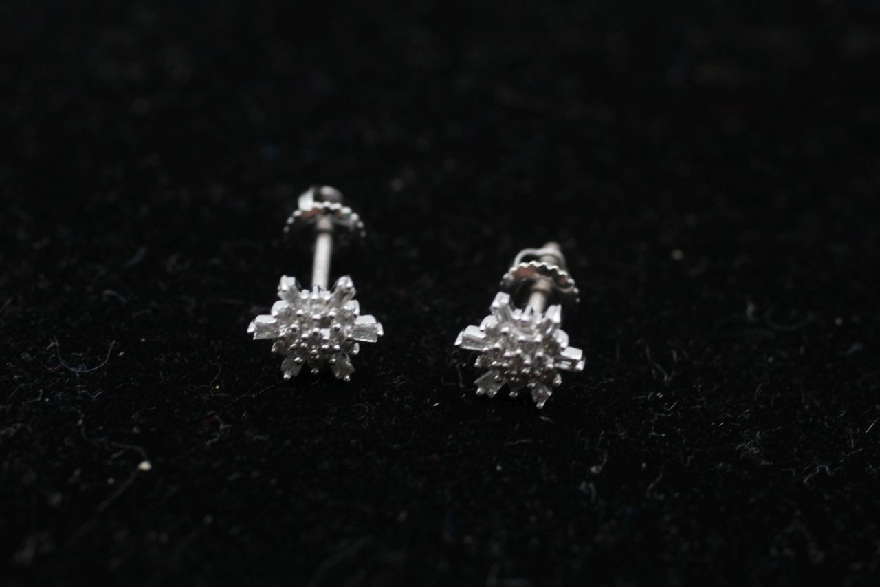 2 x 9ct gold diamond earrings inc. white gold drop, cluster (3.2g) - Image 2 of 3