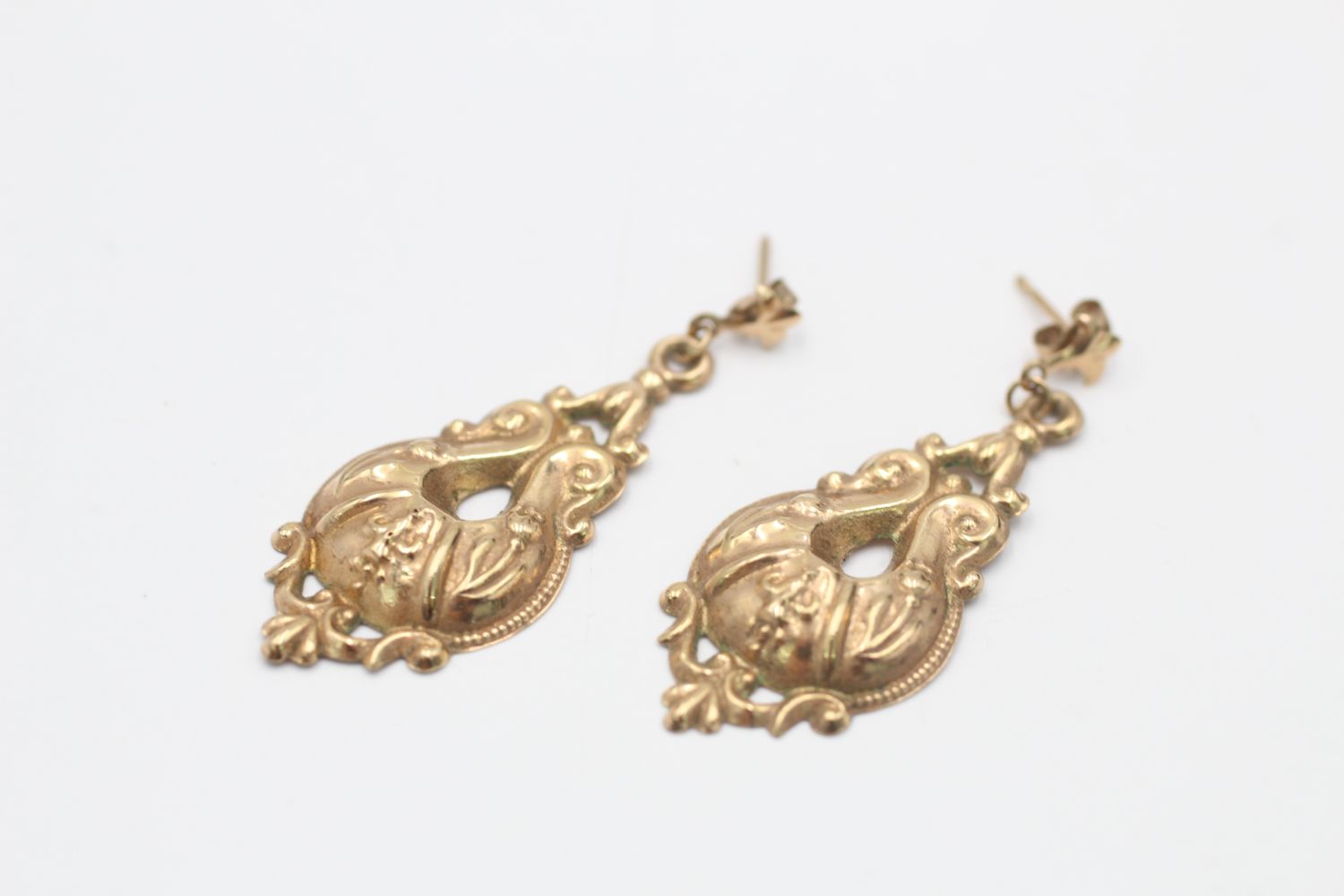 9ct gold vintage ornate openwork drop earrings (1.1g)
