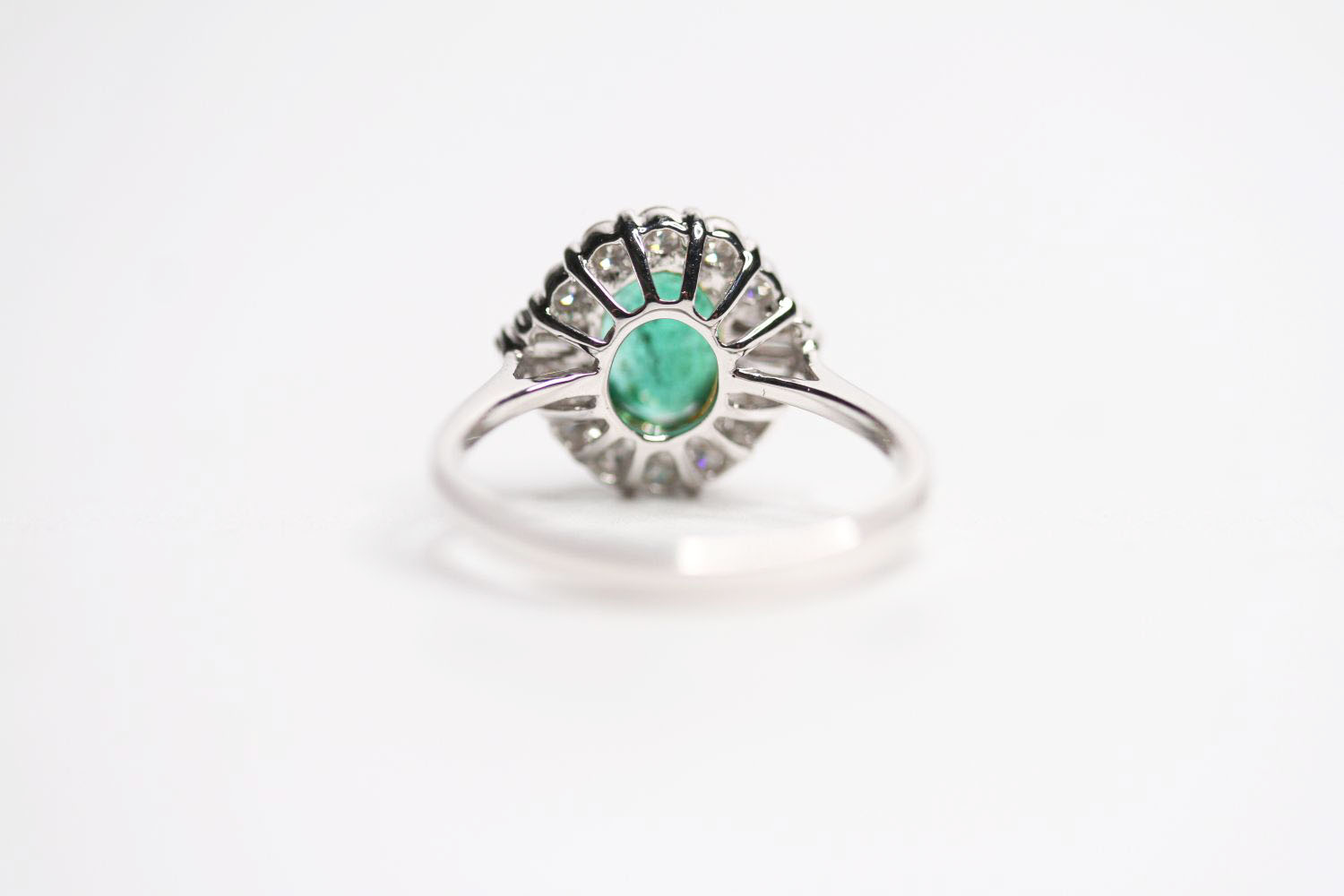 18ct white gold oval emerald and diamond cluster ring. Emerald 1.20ct. RBC and tapered baguette - Image 3 of 3