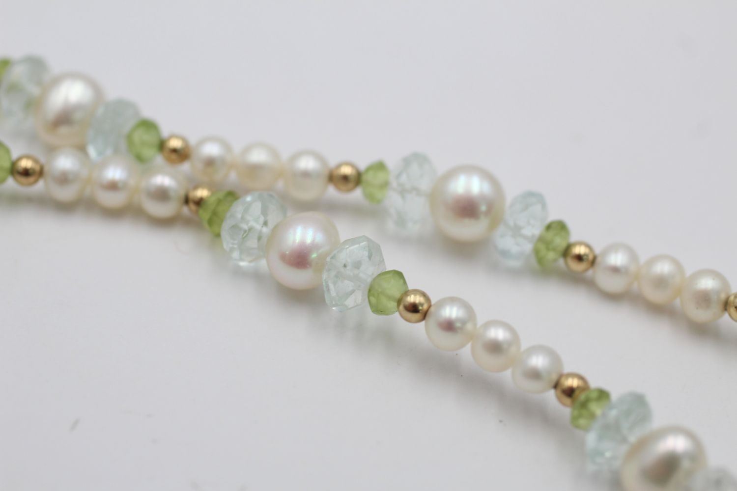 14ct gold clasp and beads pearl, peridot & aquamarine single strand necklace (17.2g) - Image 4 of 5