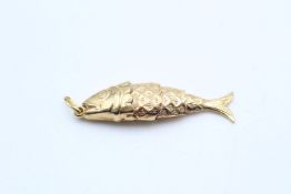 9ct gold articulated fish pendant (3g)