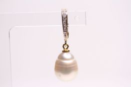 Single Freshwater Pearl Earring, stamped 18ct yellow gold.