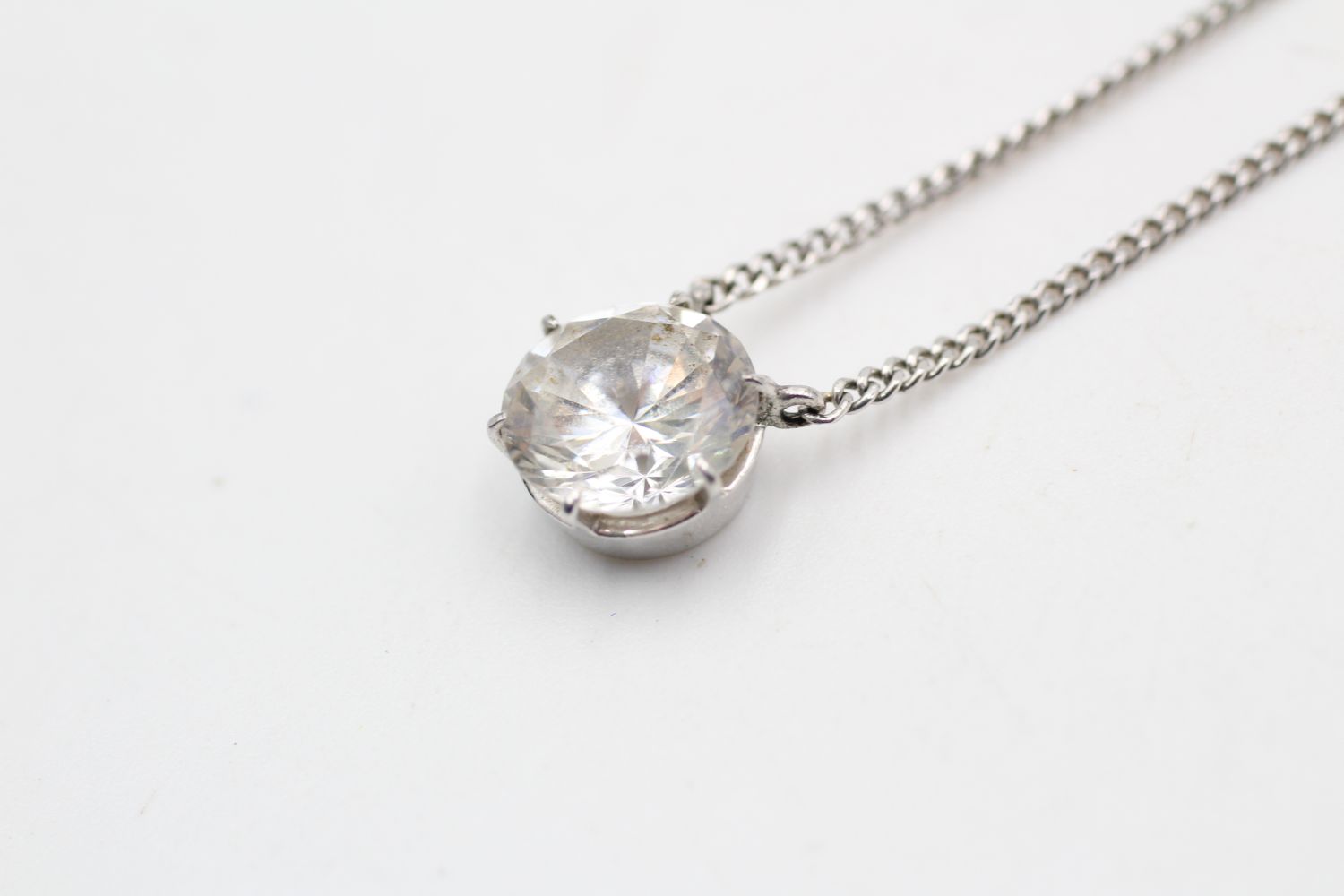 14ct white gold clear gemstone solitaire pendant necklace by UNOAERRE (4.4g) - Image 2 of 4