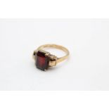 9ct gold vintage garnet solitaire statement ring (4.7g)