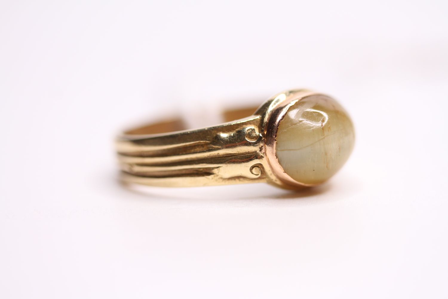 Cats Eye Chrysoberyl Ring, size Z. - Image 2 of 4