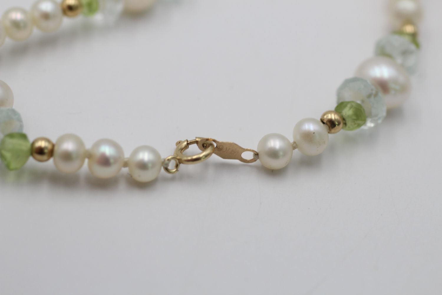 14ct gold clasp and beads pearl, peridot & aquamarine single strand necklace (17.2g) - Image 5 of 5