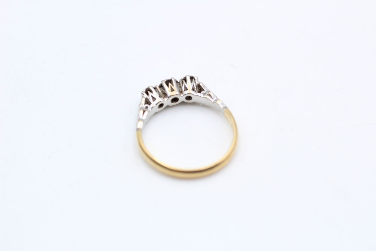 18ct gold & platinum diamond three stone ring (2.7g) - Image 4 of 4