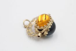 9ct gold vintage orange, purple and blue glass three stone spinner fob pendant (7.2g)