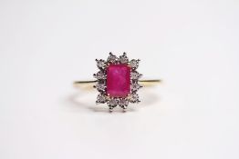 9ct yellow gold cluster ring set with a central step-cut ruby and 12 round-cut diamonds. Ruby 0.