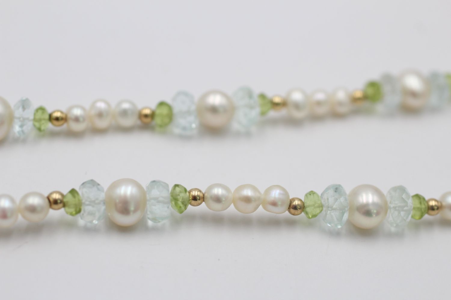 14ct gold clasp and beads pearl, peridot & aquamarine single strand necklace (17.2g) - Image 3 of 5