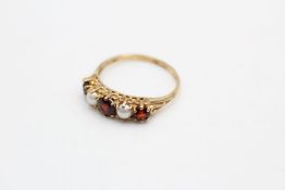 9ct gold vintage garnet & pearl five stone dress ring (1.4g)