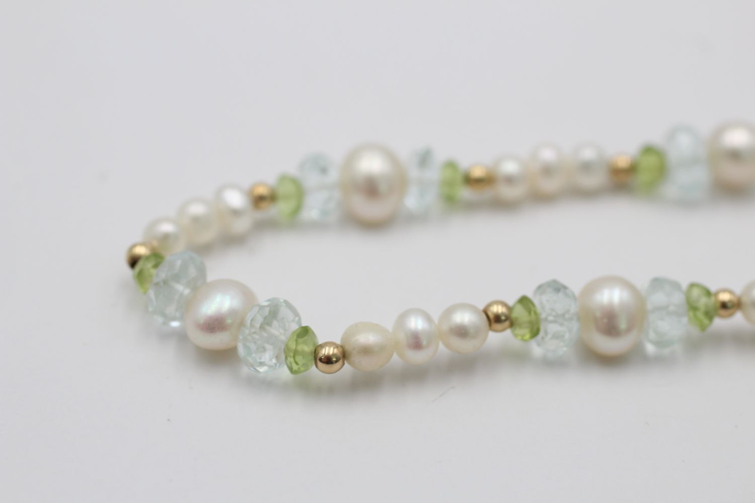 14ct gold clasp and beads pearl, peridot & aquamarine single strand necklace (17.2g) - Image 2 of 5