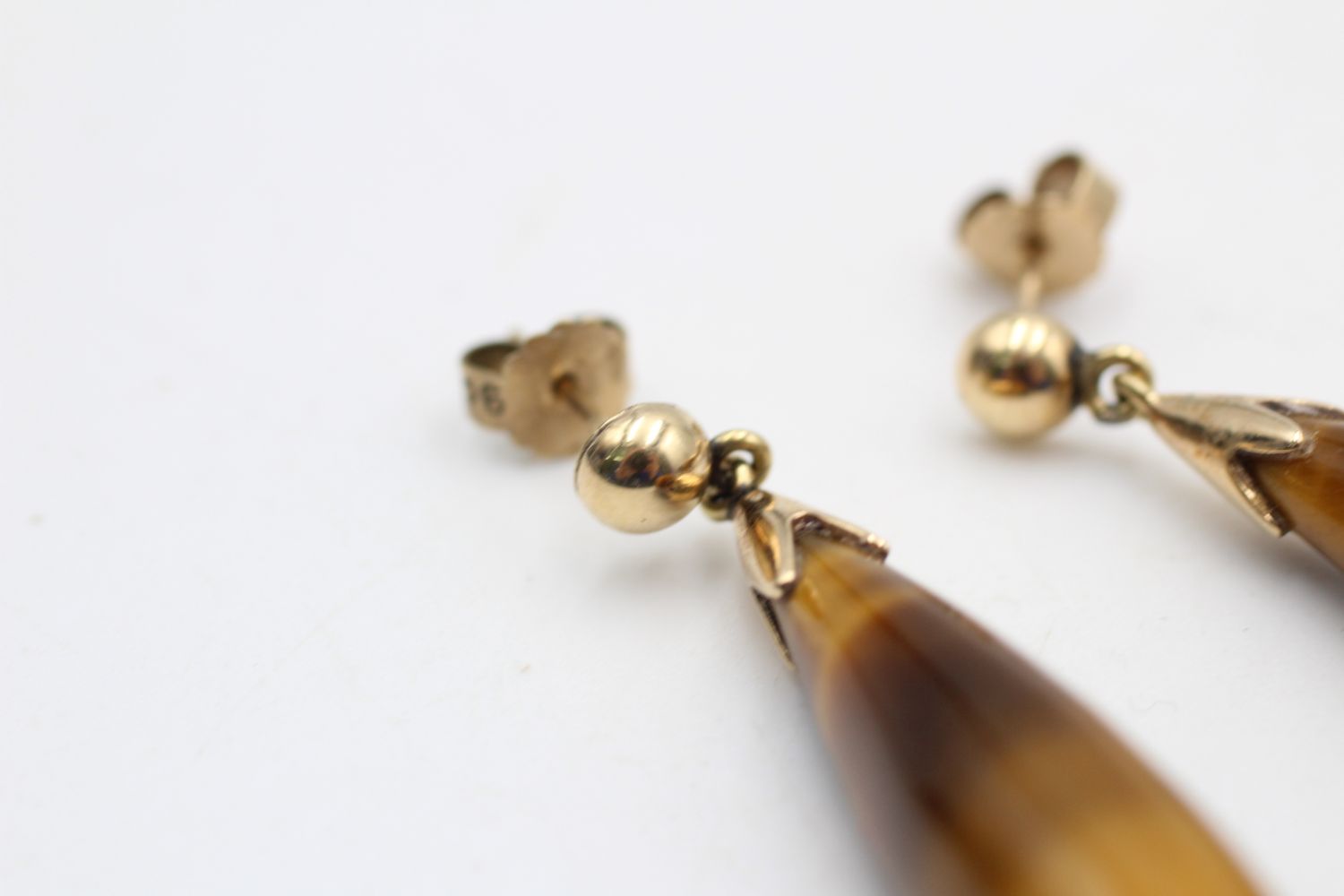 9ct gold vintage tiger's eye drop earrings (8.3g) - Image 2 of 5