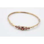 9ct gold amethyst, garnet & diamond stylised bangle (3.8g)