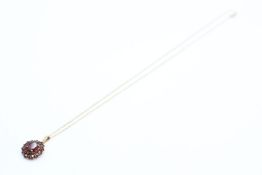 9ct gold vintage garnet cluster pendant necklace (2.3g)