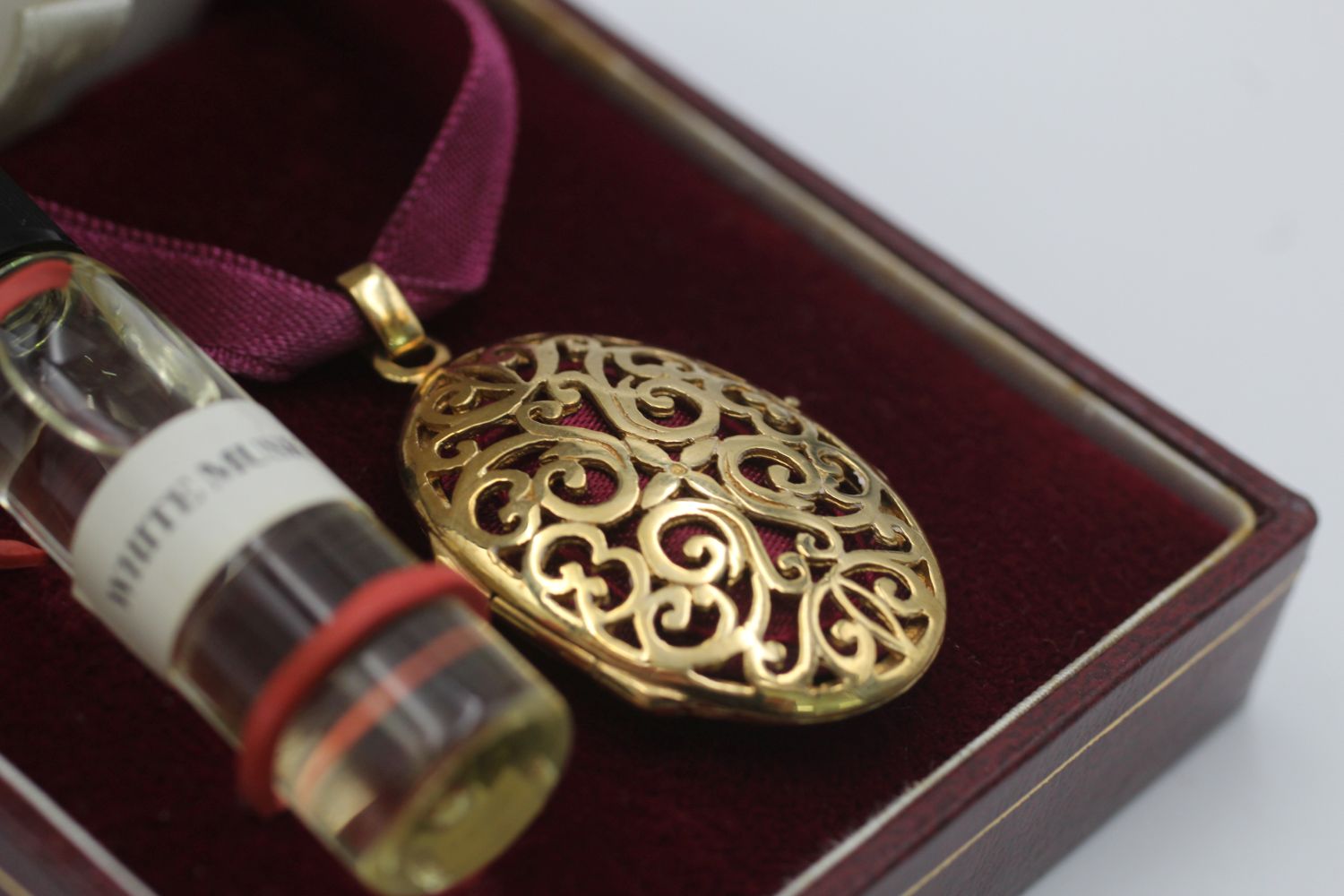 9ct gold vintage perfume diffuser locket necklace (7.6g) - Image 3 of 5