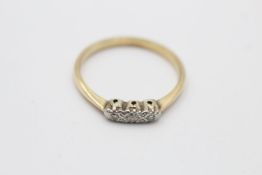 9ct gold vintage diamond three stone ring (2.3g)