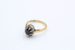 18ct gold vintage sapphire & diamond halo ring (4.1g)