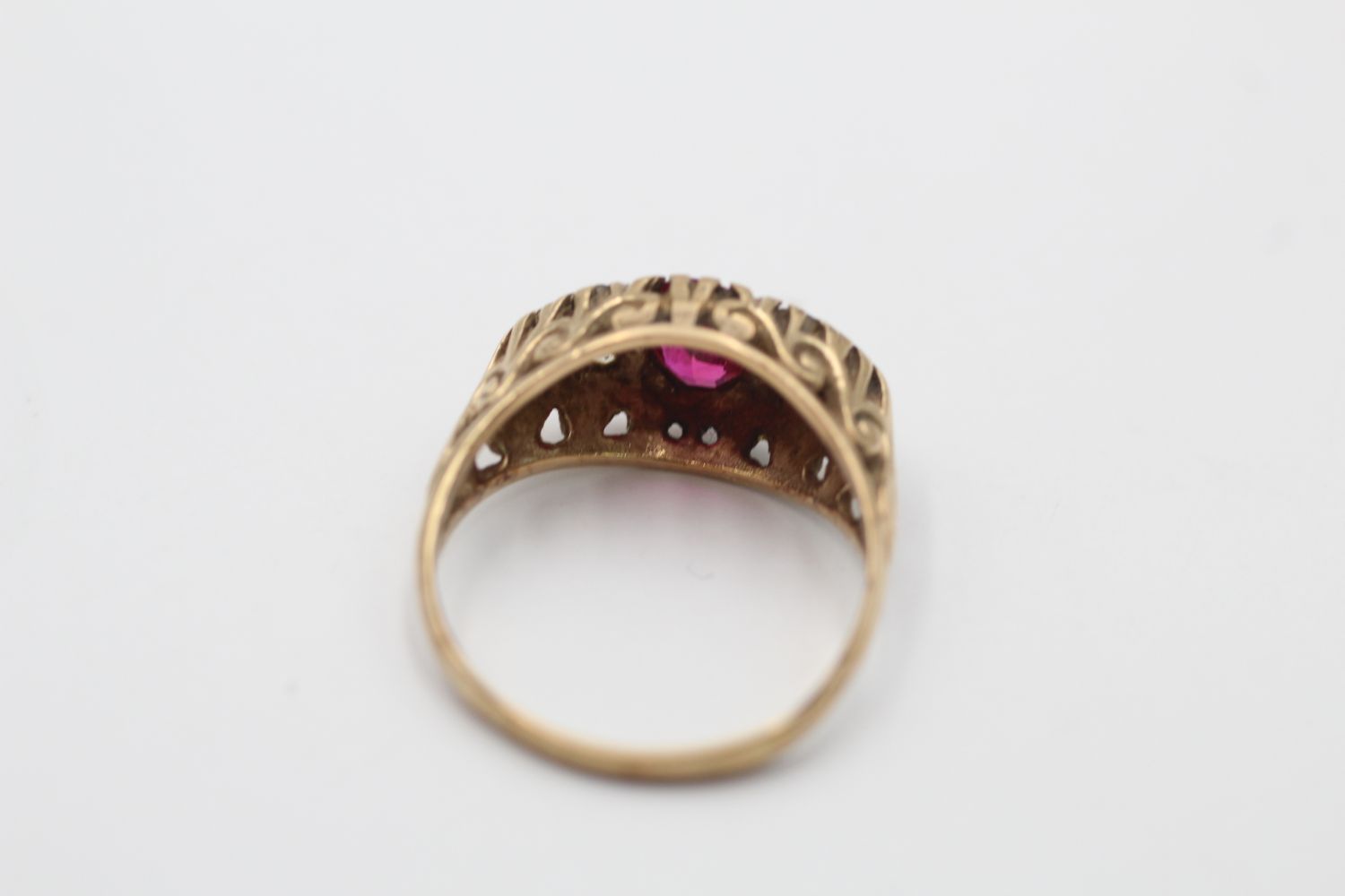 9ct gold vintage ruby & diamond seven stone gypsy setting ring (2.4g) - Image 4 of 5