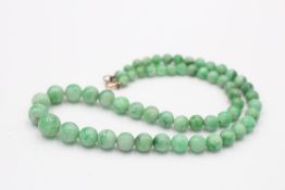 9ct gold vintage jade graduating beads single strand necklace (35.2g)