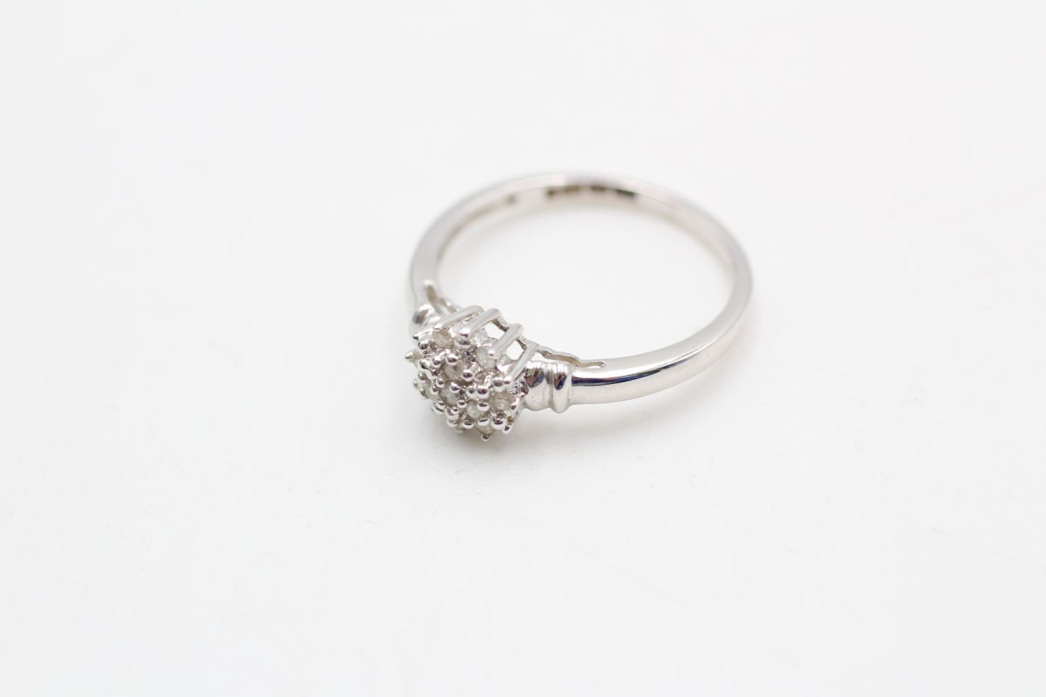 9ct white gold diamond cluster ring (2.1g) - Image 2 of 5