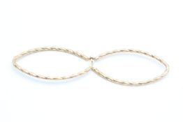 9ct gold long etched oval hoop earrings (2.3g)