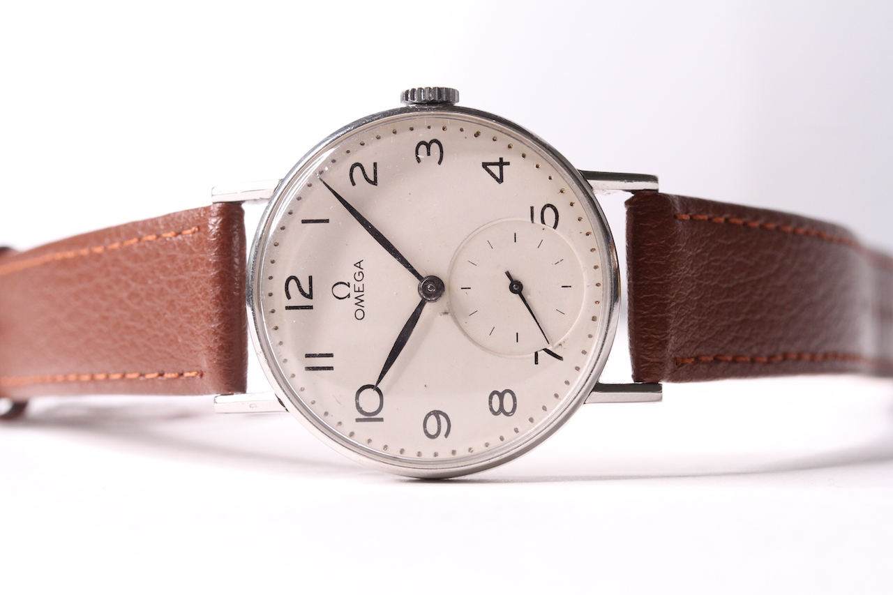 VINTAGE OMEGA 30T2 REFERENCE 2338 CIRCA 1944, circular white dial with arabic numeral hour - Image 2 of 4