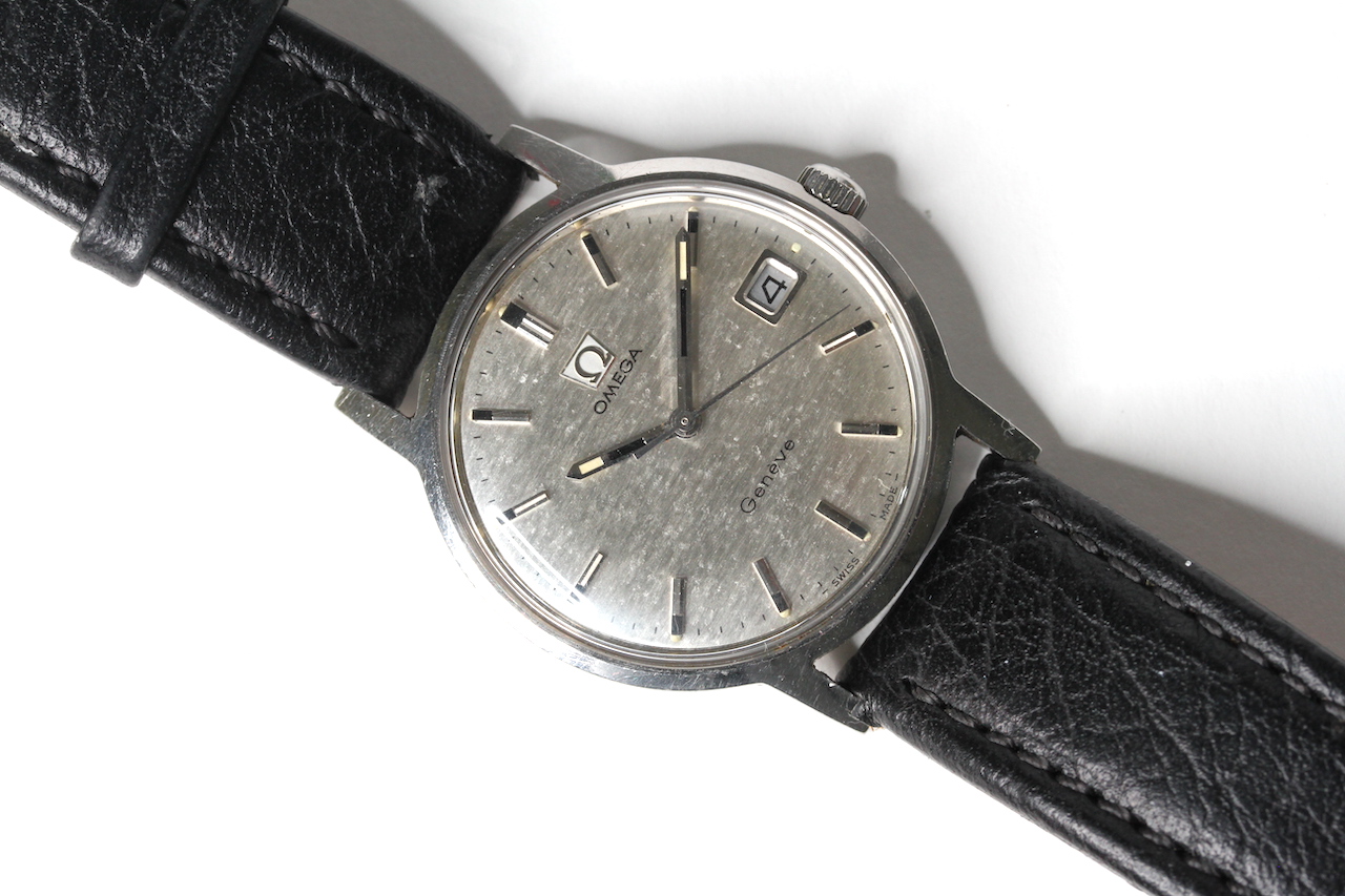 VINTAGE OMEGA GENEVE CALENDAR REFERENCE 136.070, silver linen dial with luminous hour markers,