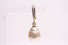 Single Freshwater Pearl Earring, stamped 18ct yellow gold.