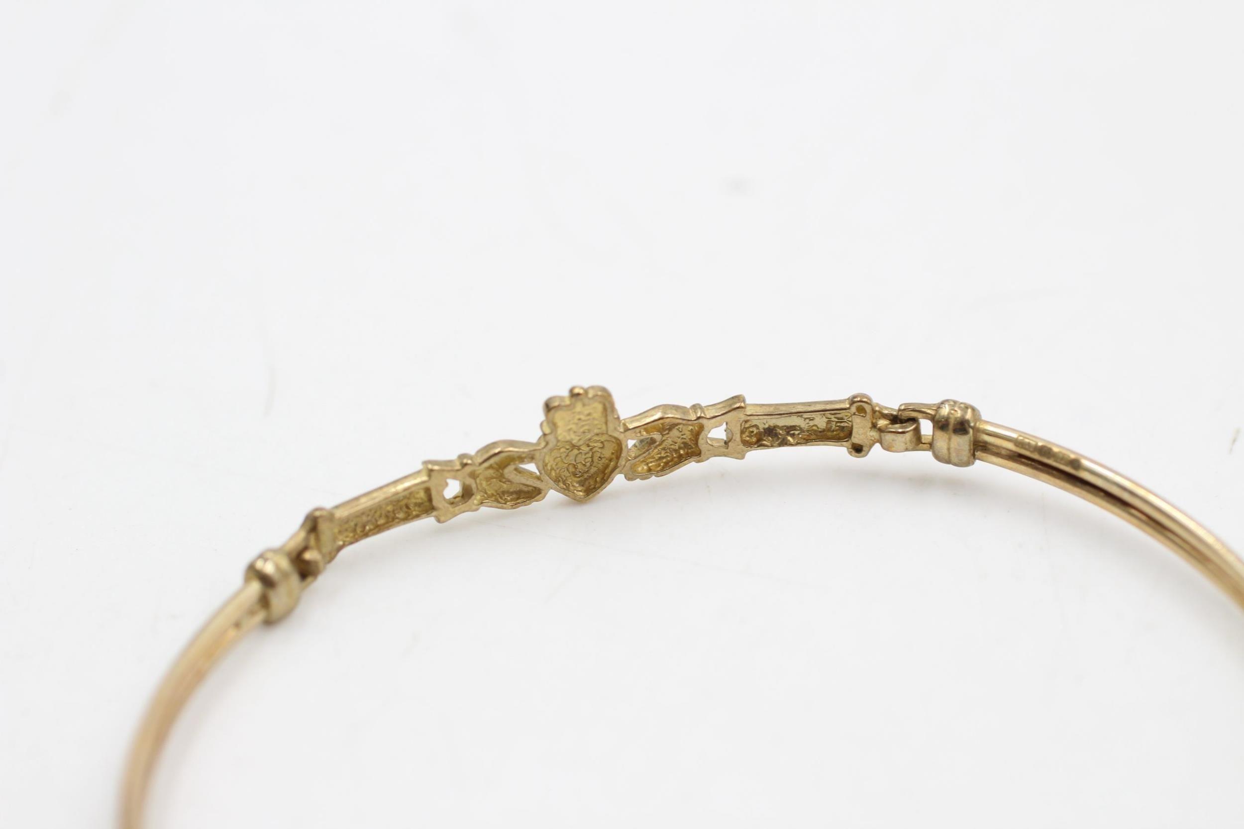 9ct gold claddagh bangle (3.4g) - Image 3 of 4
