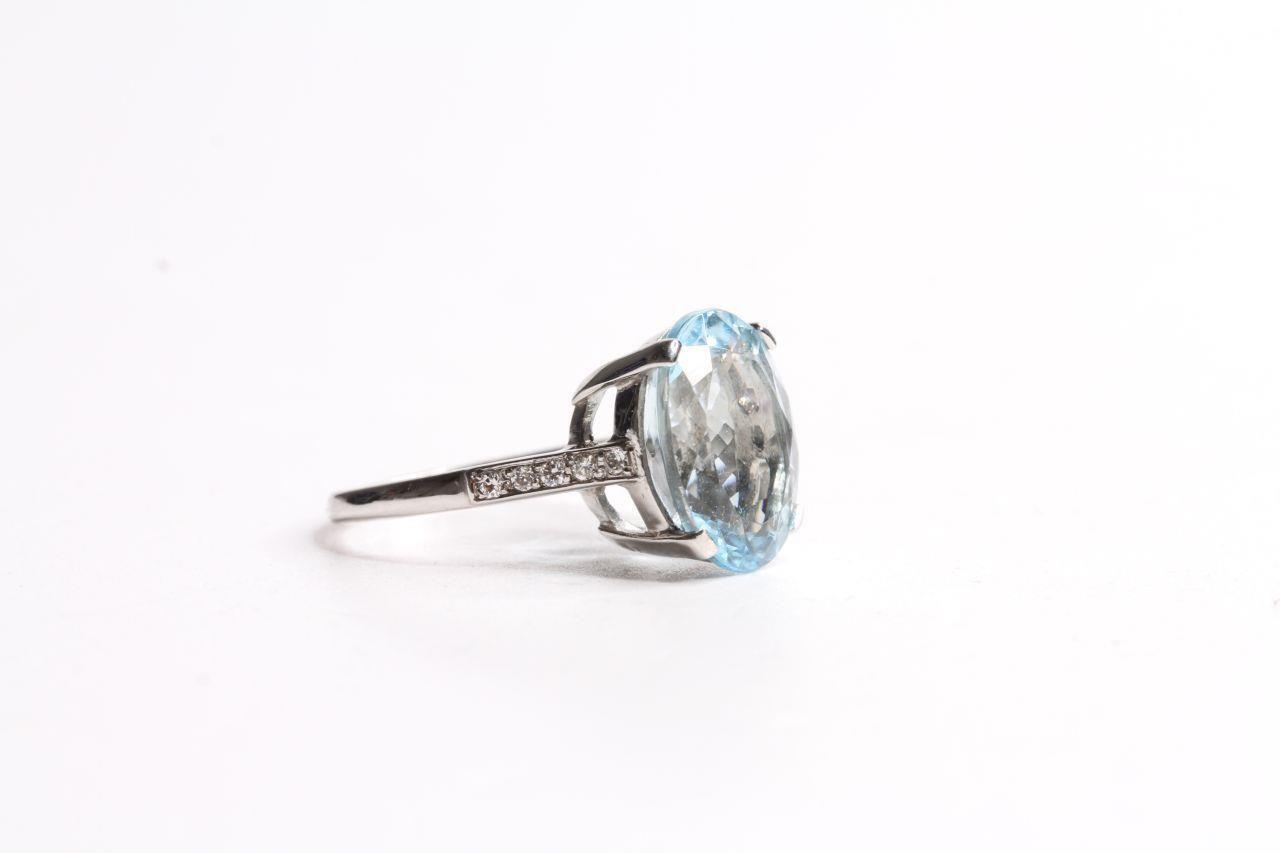 Oval Aquamarine Ring, 4 claw set, pave set diamond shoulders, stamped platinum, aquamarine 5.30ct, - Image 2 of 3