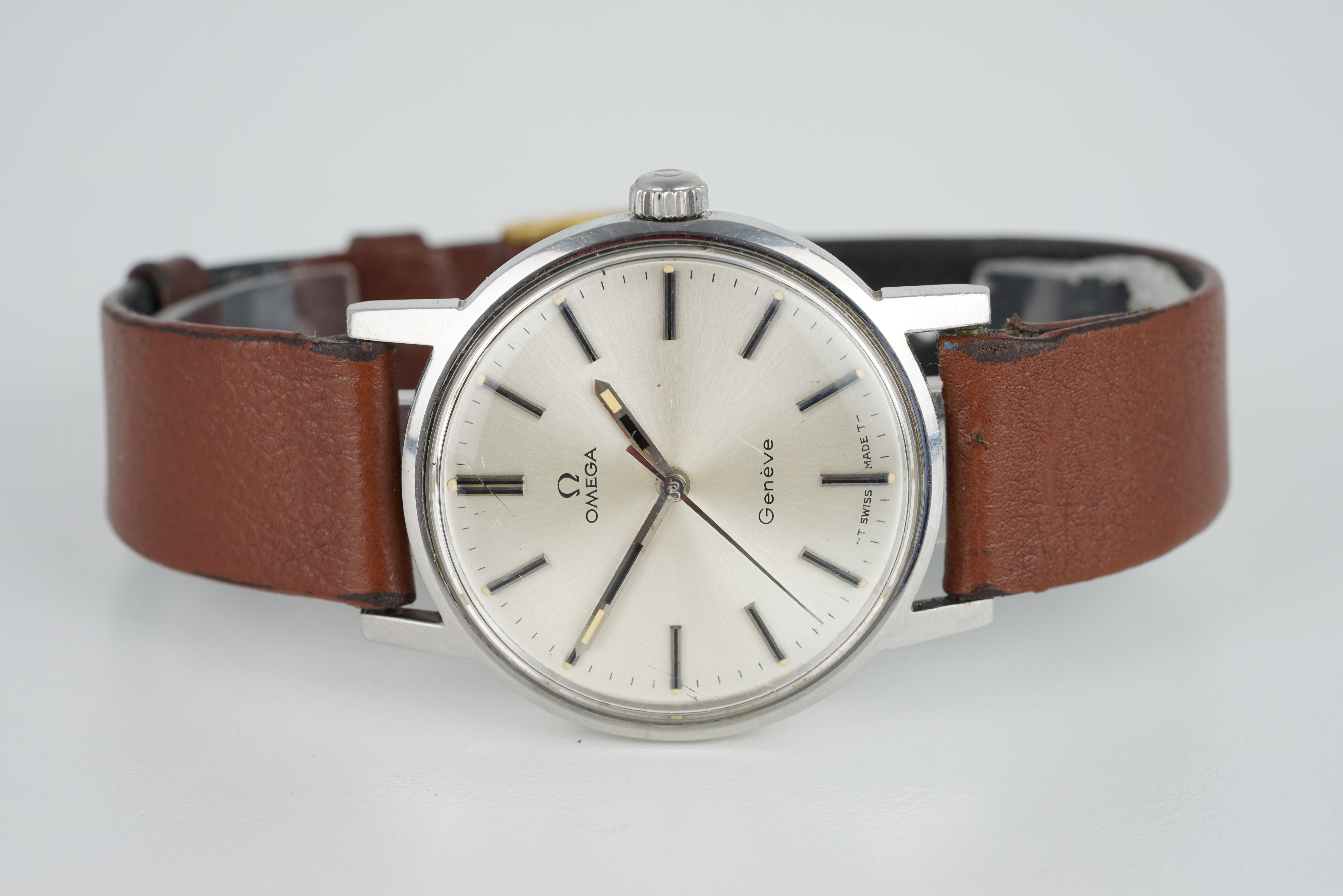 GENTLEMENS OMEGA GENEVE WRISTWATCH REF. 135.070, circular silver dial with hour markers and pencil
