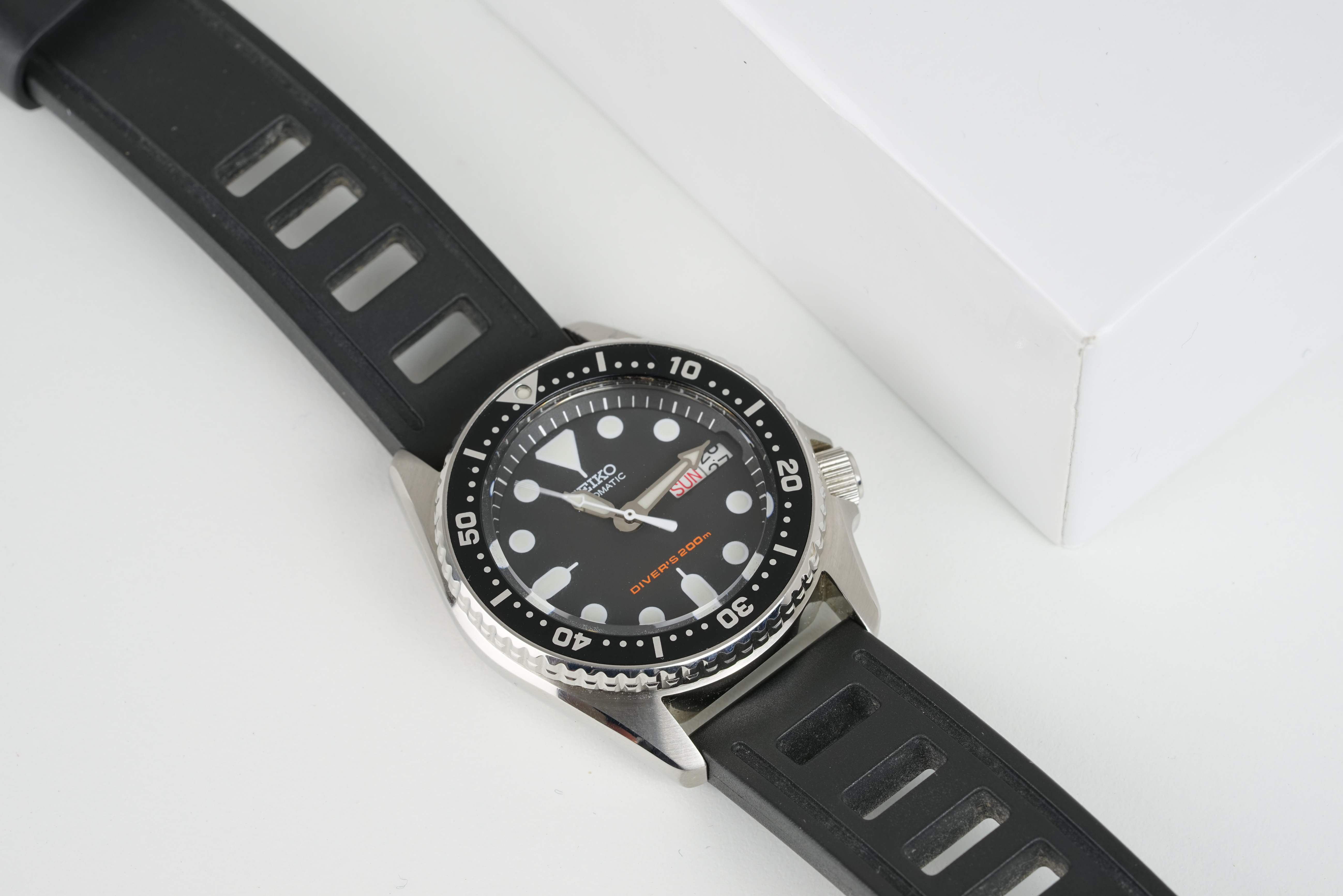MID SIZE SEIKO DIVERS AUTOMATIC WRISTWATCH W/ BOX, circular black dial with hands, 38mm stainless