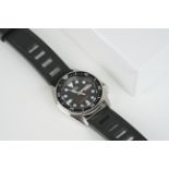 MID SIZE SEIKO DIVERS AUTOMATIC WRISTWATCH W/ BOX, circular black dial with hands, 38mm stainless