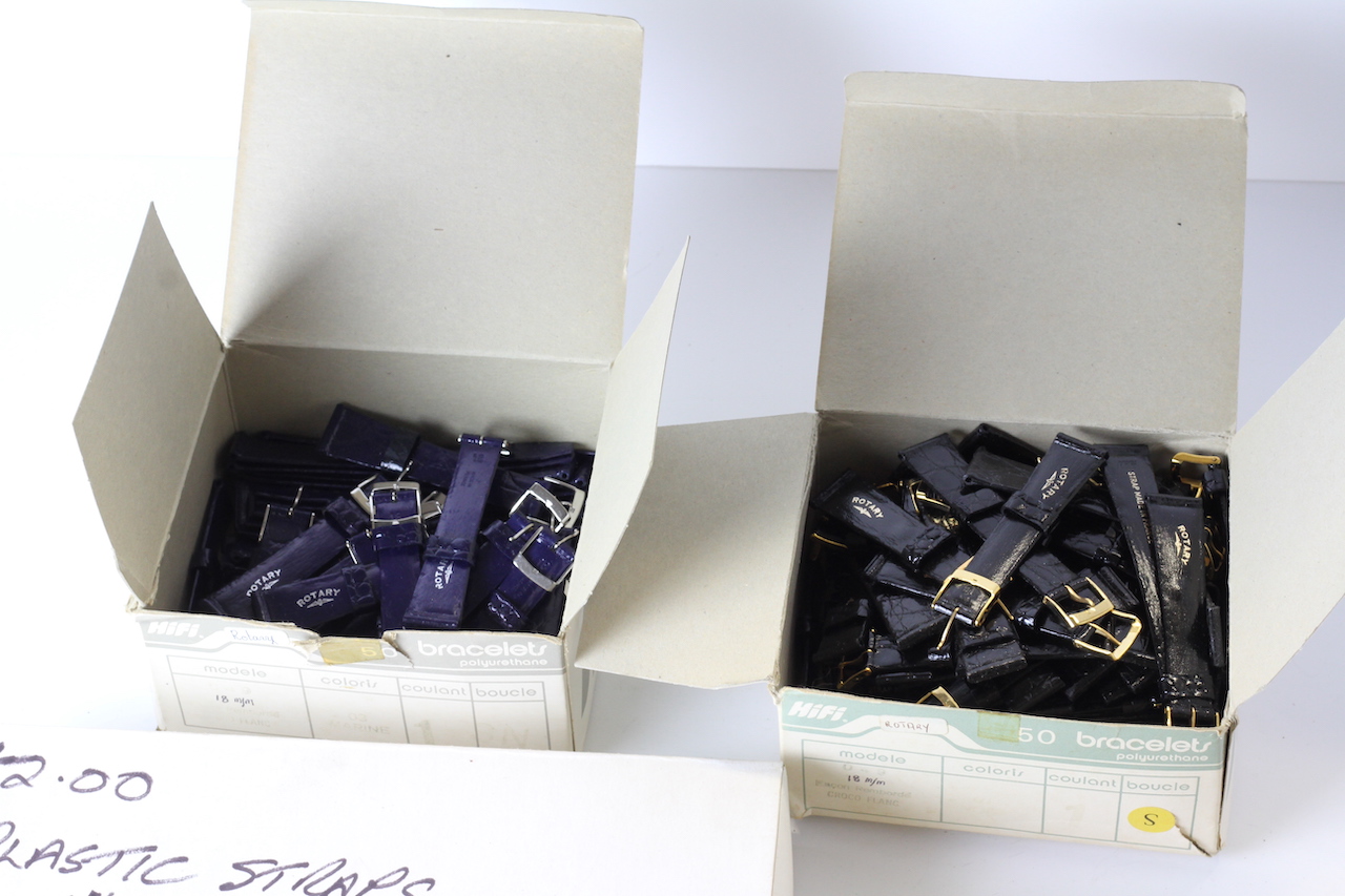 * TO BE SOLD WITHOUT RESERVE* A large collection of vintage straps and bracelets, including NOS - Image 8 of 10