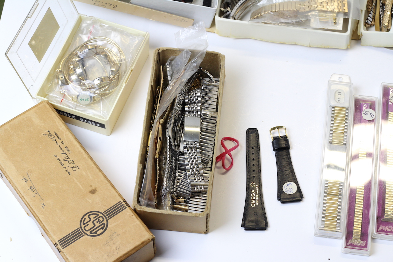 * TO BE SOLD WITHOUT RESERVE* A collection of NOS straps and bracelets, boxed examples, 1x omega - Image 3 of 5