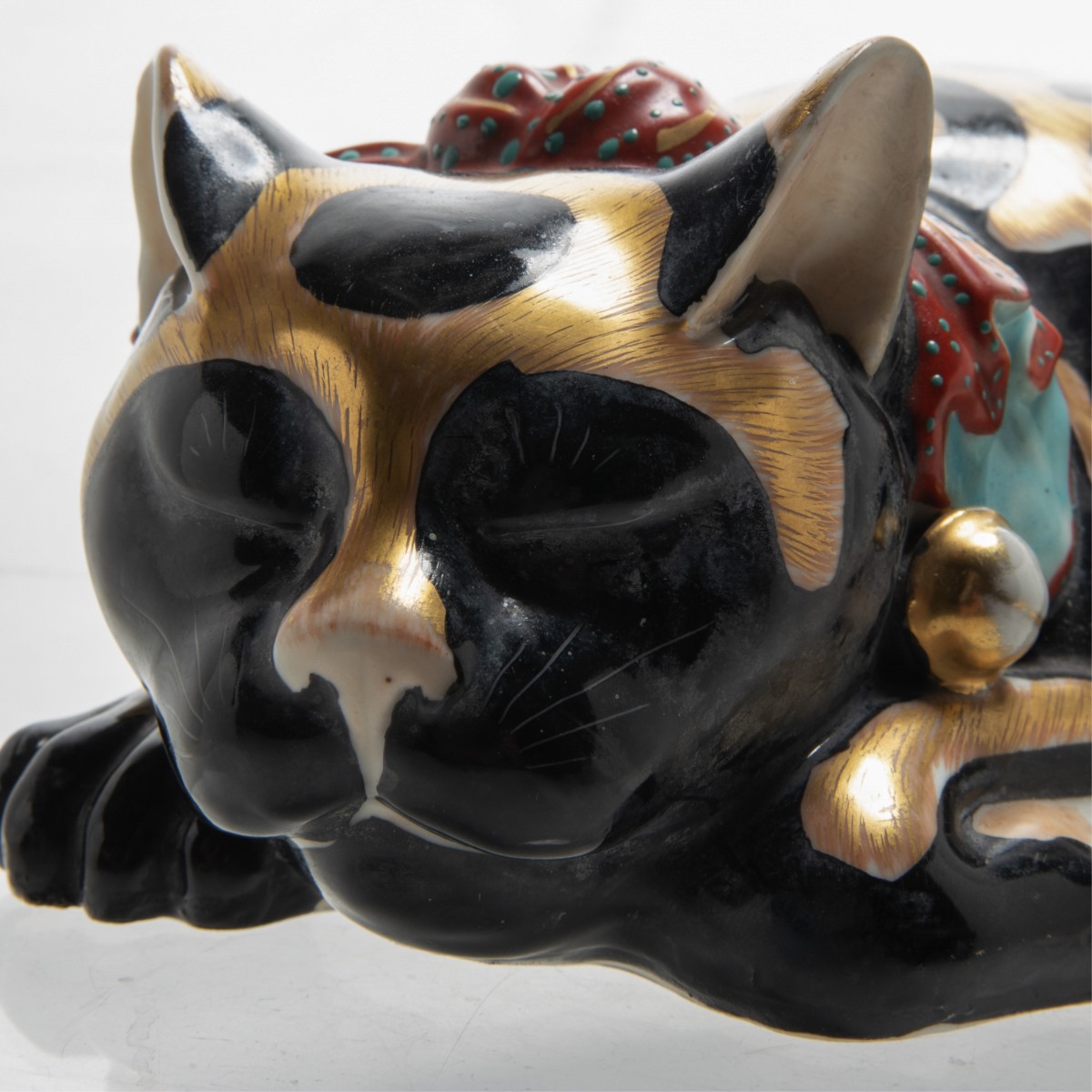 KUTANI STYLE PORCELAIN CAT FIGURE - Image 6 of 6