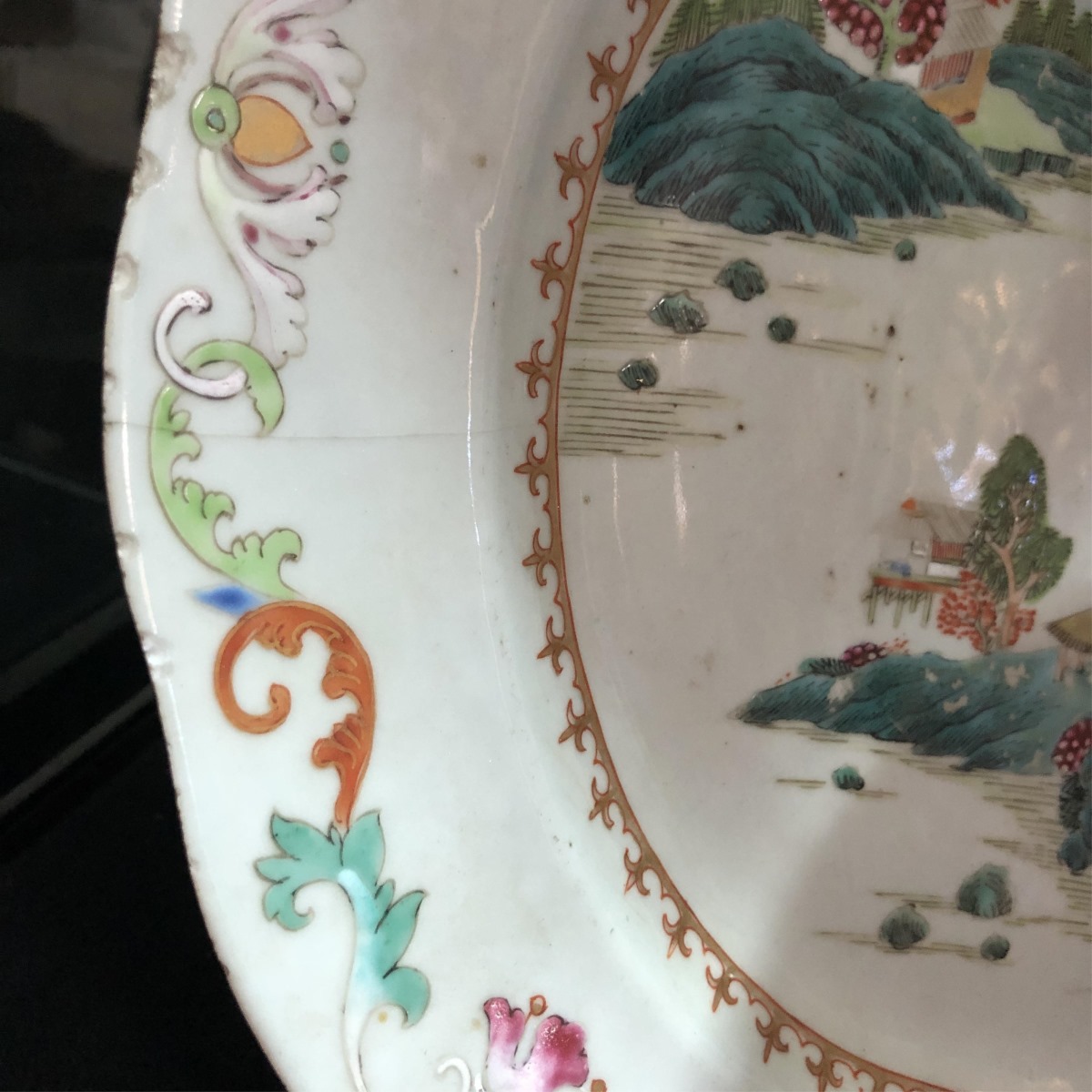 A CHINESE FAMILLE ROSE EXPORT PLATE - Image 4 of 5