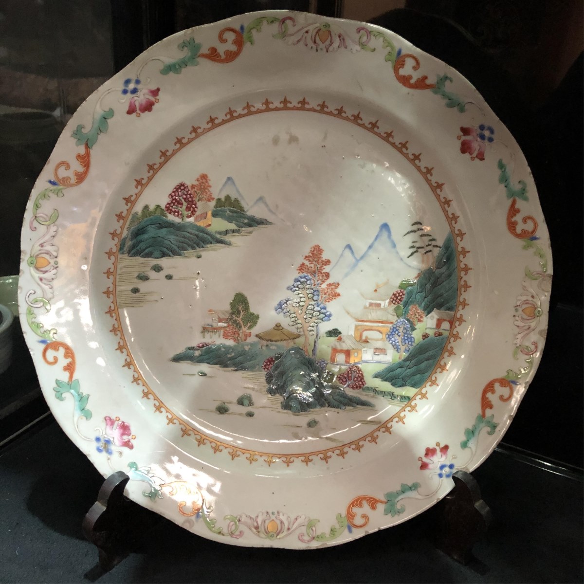 A CHINESE FAMILLE ROSE EXPORT PLATE - Image 3 of 5