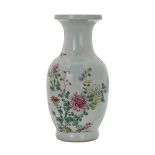 A CHINESE FAMILLE ROSE FLOWER PATTERN VASE
