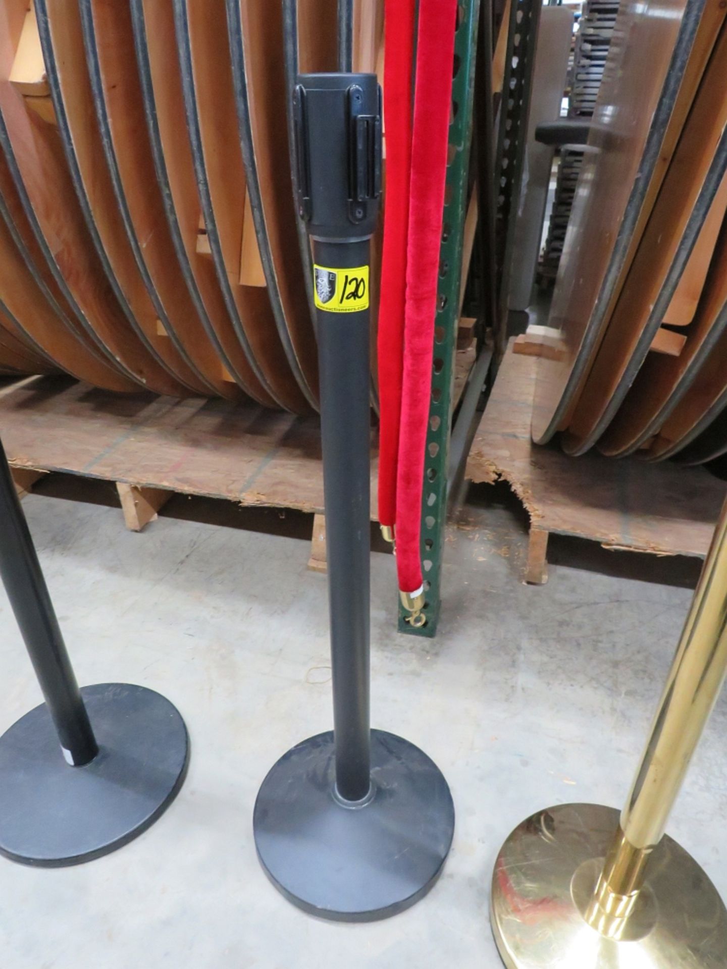 STANCHION-BLACK W/ RETRACTABLE TAPE