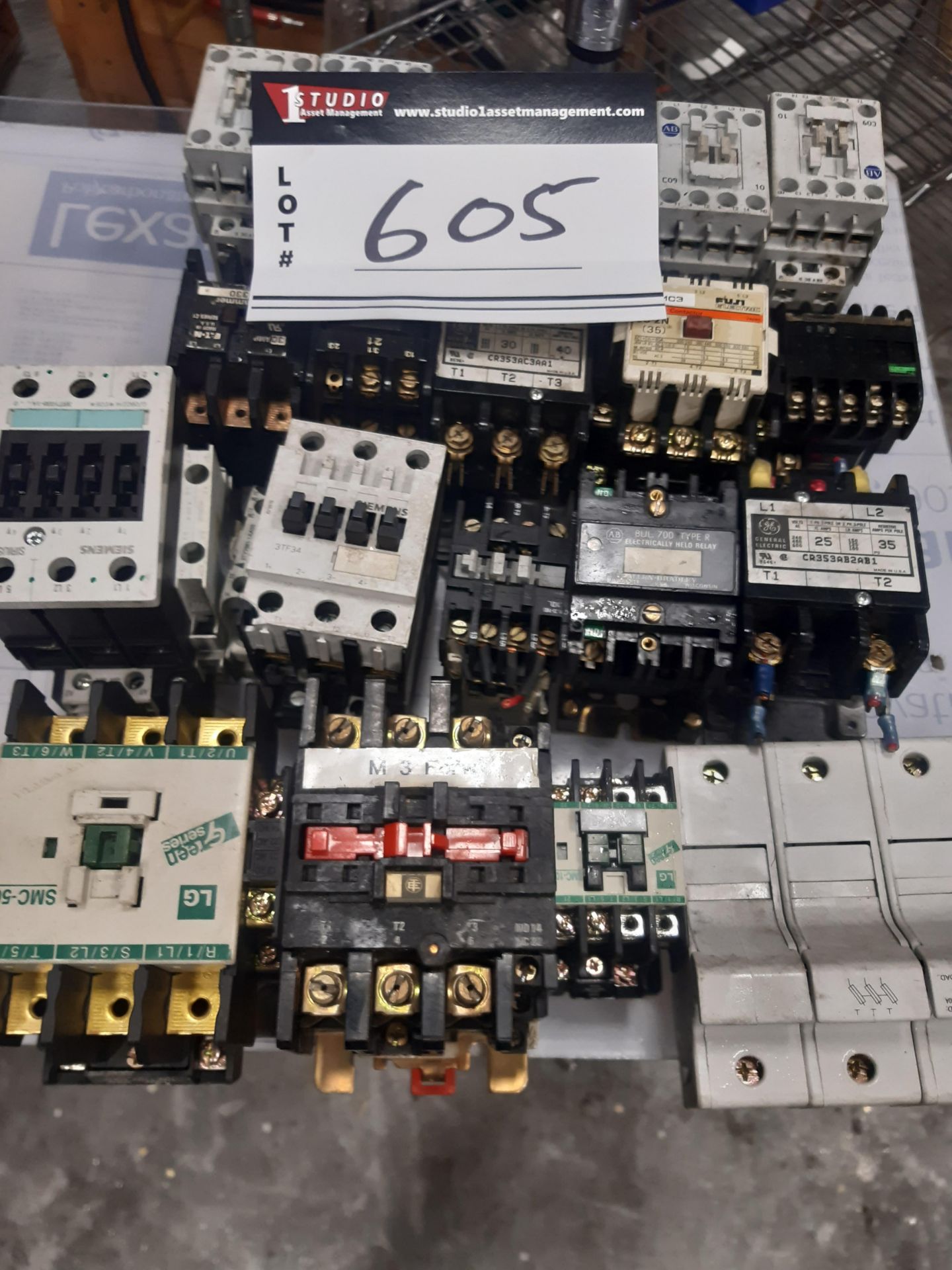 Lot of electrical contactor