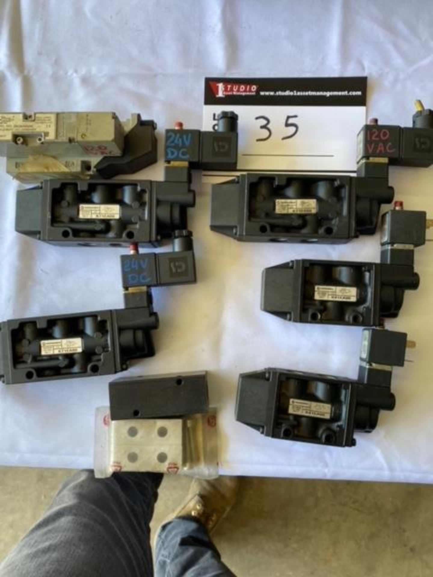 LOT OF ASSORTED 120V AND 24V AIR SOLENOIDS - Image 7 of 7