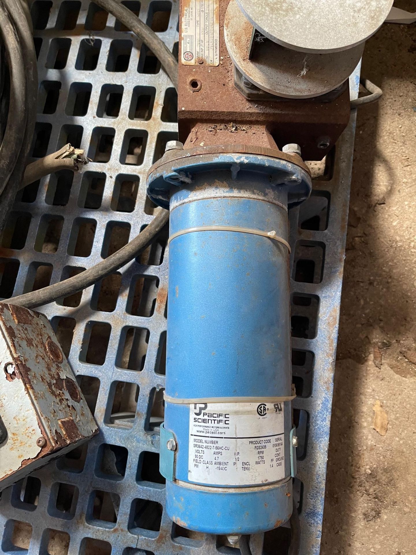 LOT OF WIRES, PLUGS, SUBMERSIBLE PUMP FLOATS TIMES FOUR, DC MOTOR AND GEARBOX 60:1 RATIO - Image 2 of 5