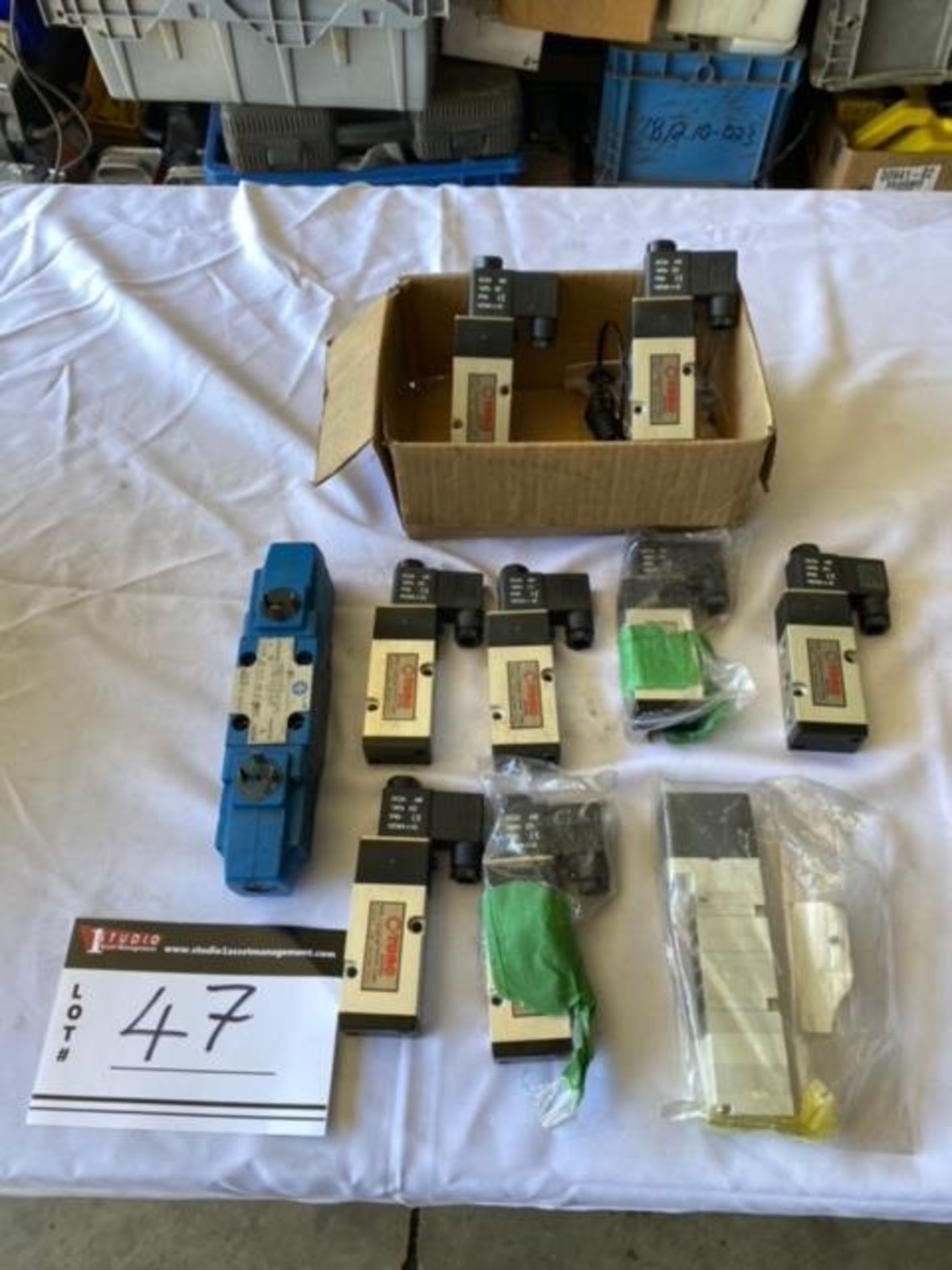 LOT OF 24V AIR SOLENOIDS AND VICKERS HYDRAULICS