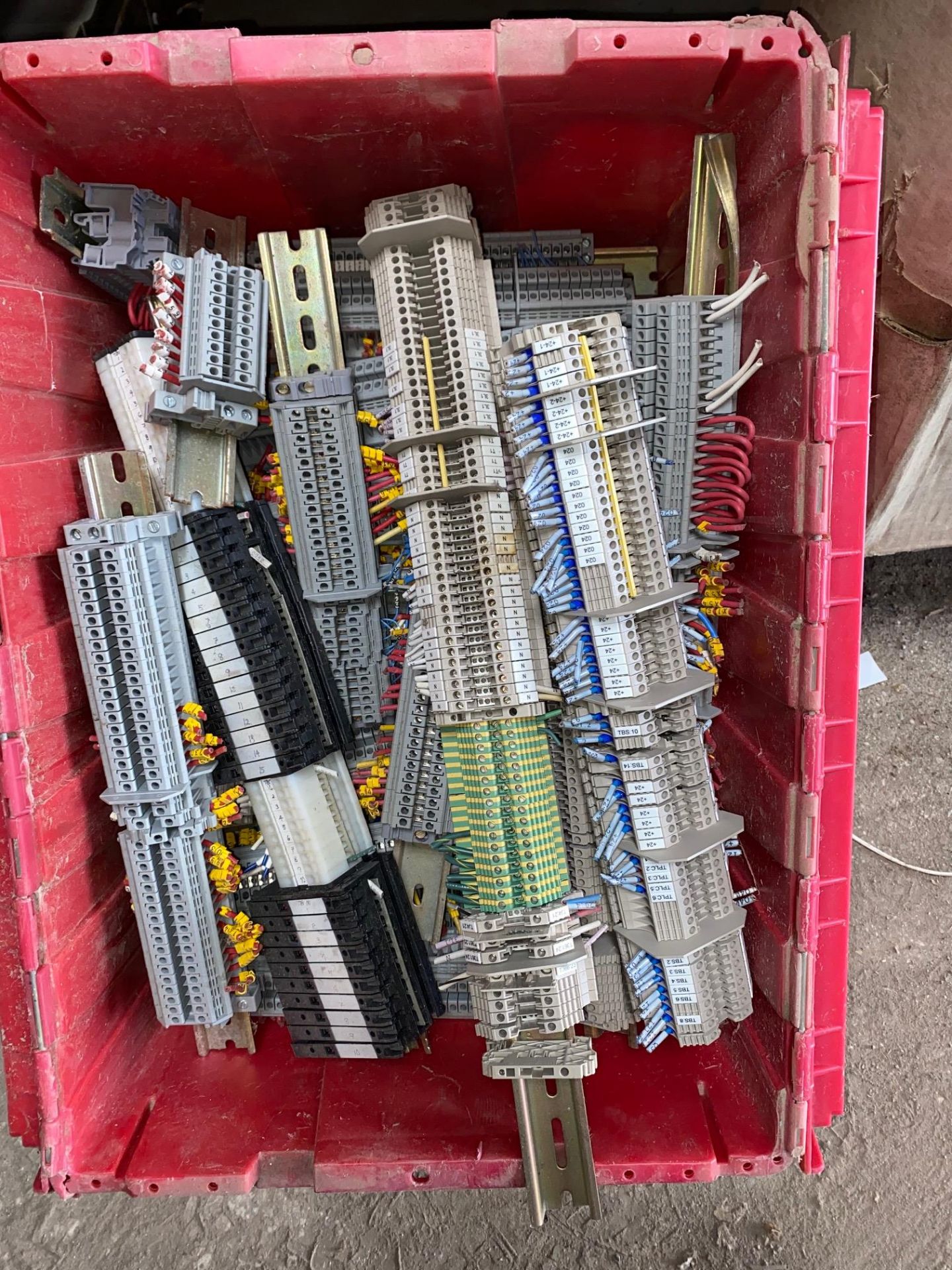 LOT CONSISTING OF COMMUNICATION WIRES, WATER PUMPS, DISTRIBUTORS, DIN CONNECTORS, TOOL BALANCER - Image 13 of 13