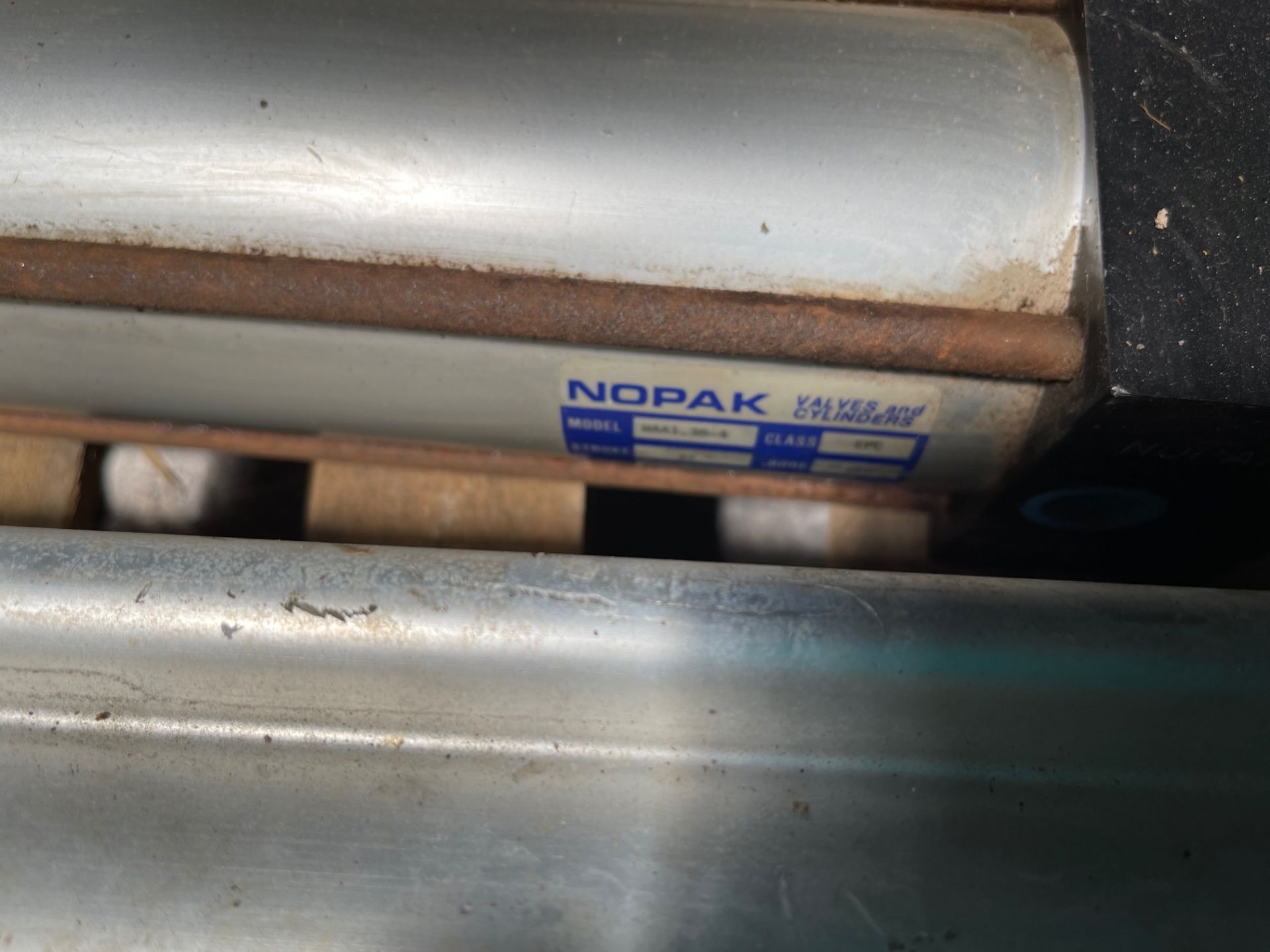 ASSORTED AIR AND HYDRAULIC CYLINDERS - Image 3 of 4