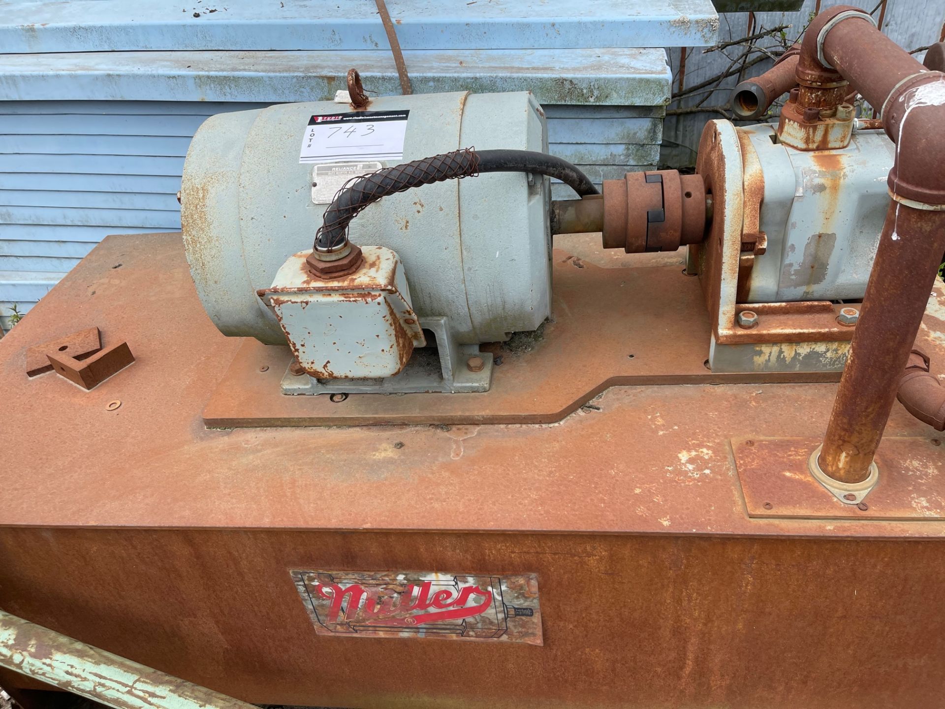 575 V HYDRAULIC PACK 3FT X 6FT 29" HIGH TANK RIGGING FEE:  $25