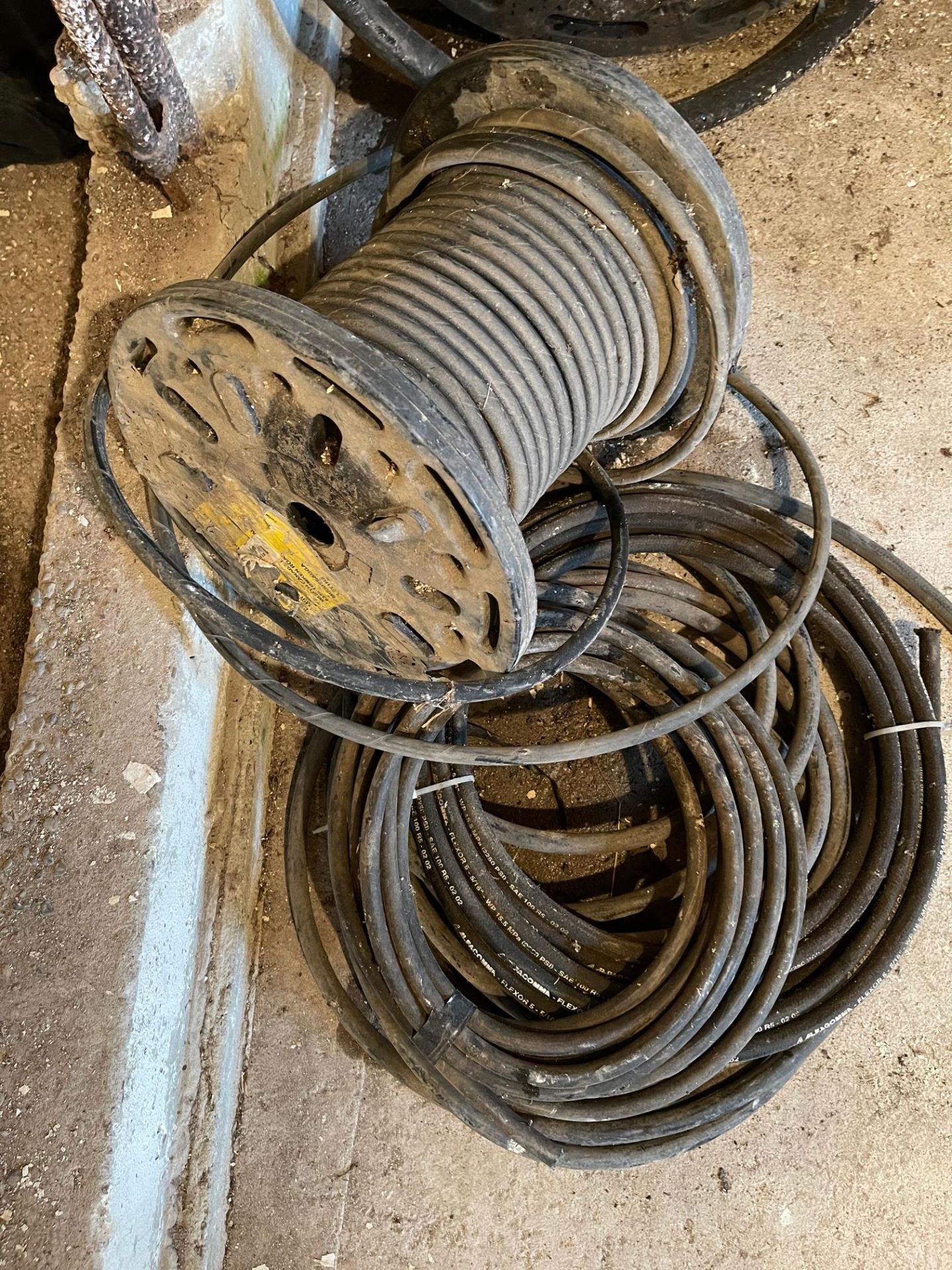 ASSORTED HYDRAULIC HOSES, 1/4 “, 5/16”, 1” AND HOT WATER 1” HOSE - Image 3 of 4