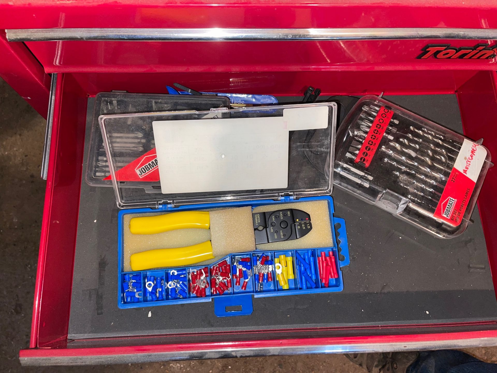 TOOLBOX IN CHEST WITH CONTENTS, SCREWDRIVERS, SALT, DRILL BITS, NUT DRIVERS, DIGITAL VENEER CALIPER, - Image 8 of 10